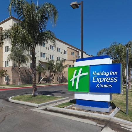 Holiday Inn Express & Suites Bakersfield Central Exterior photo