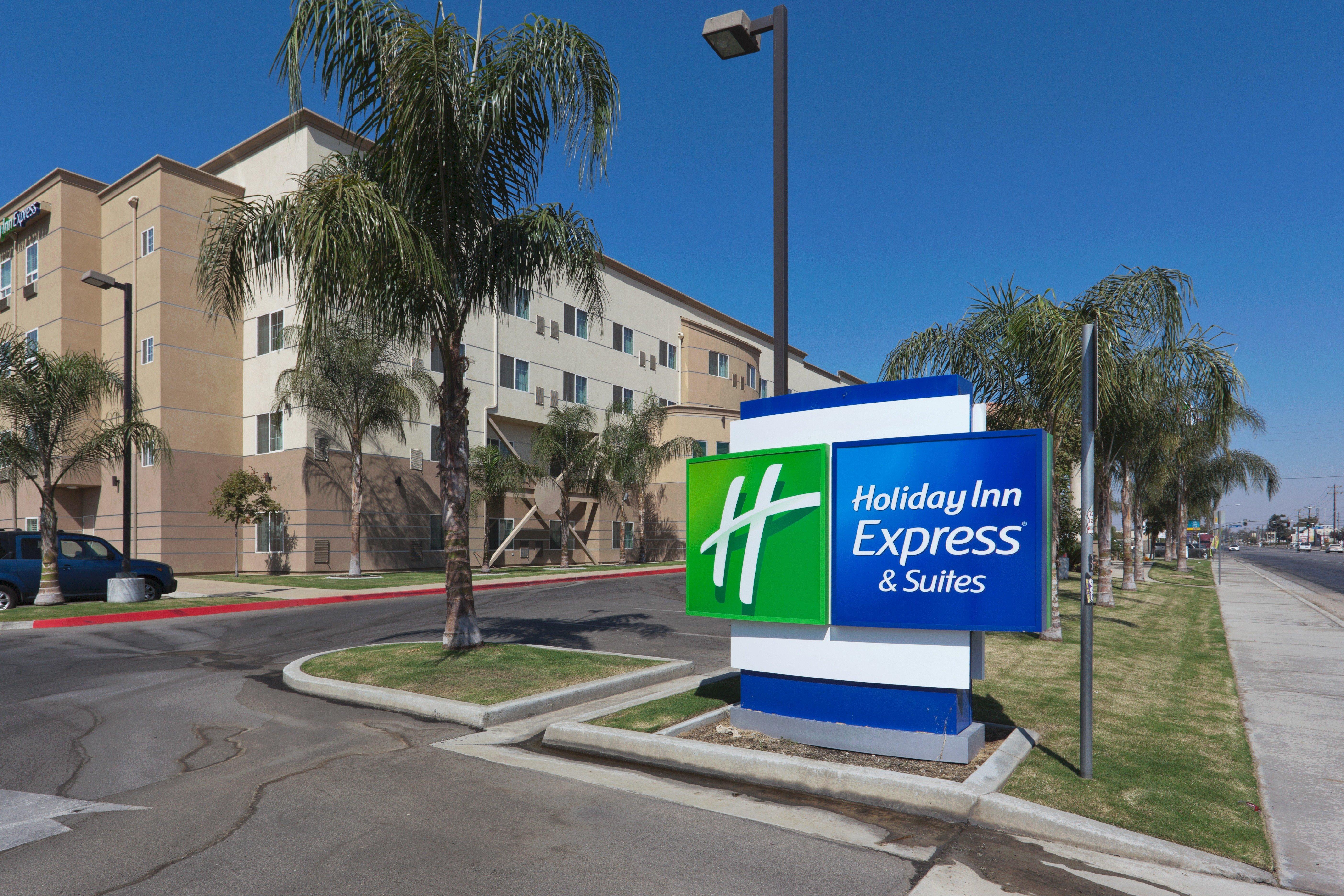 Holiday Inn Express & Suites Bakersfield Central Exterior photo