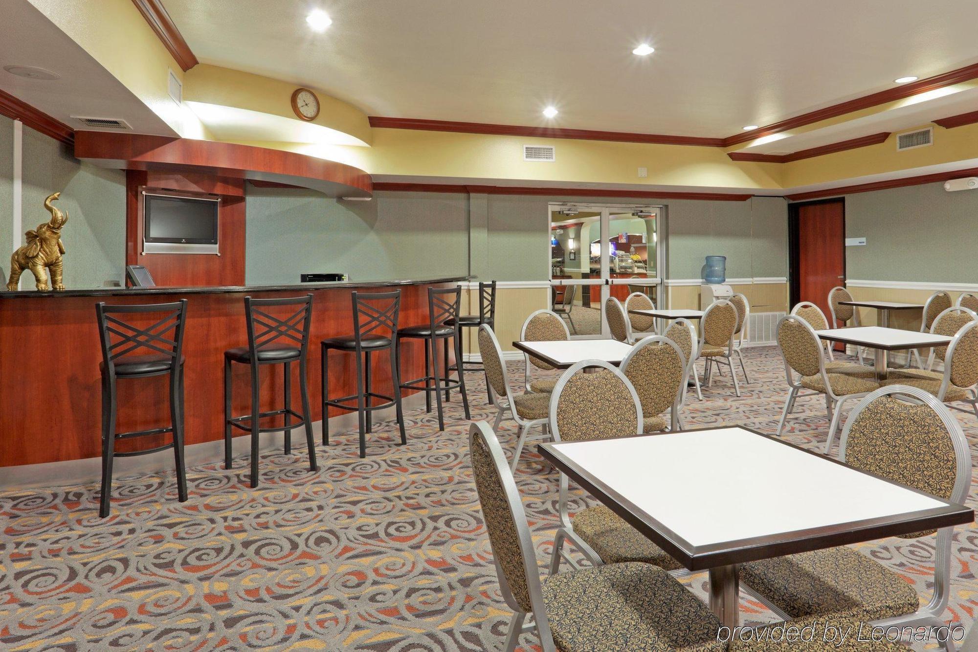 Holiday Inn Express & Suites Bakersfield Central Restaurant photo