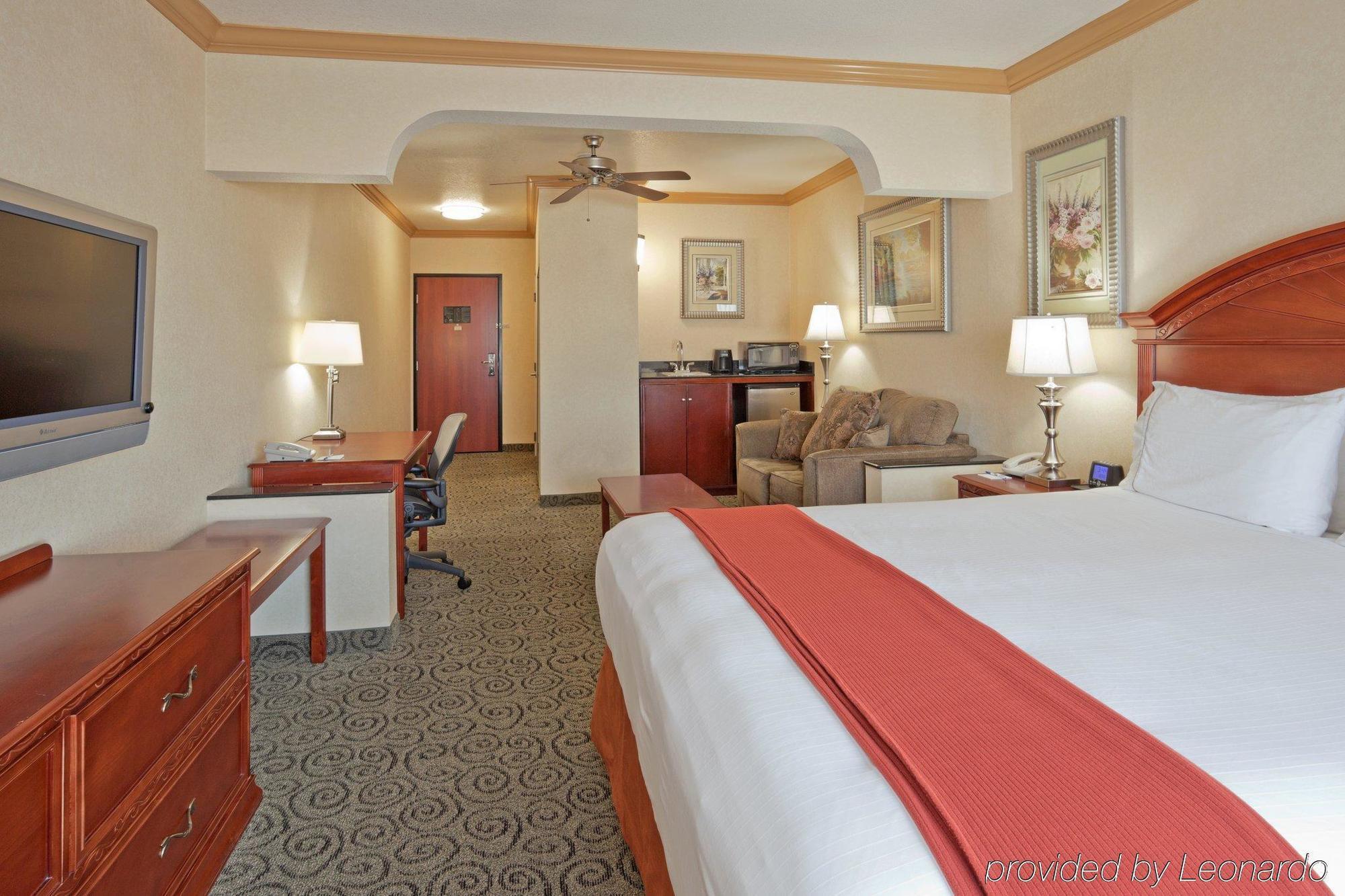 Holiday Inn Express & Suites Bakersfield Central Room photo
